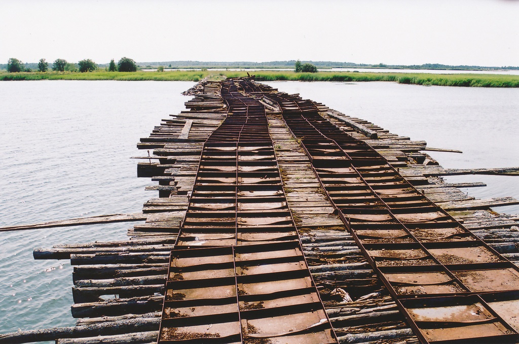 Marking on the island of Suur-Pakri, bridge between the islands with direction to S-P. July 10, 2002.