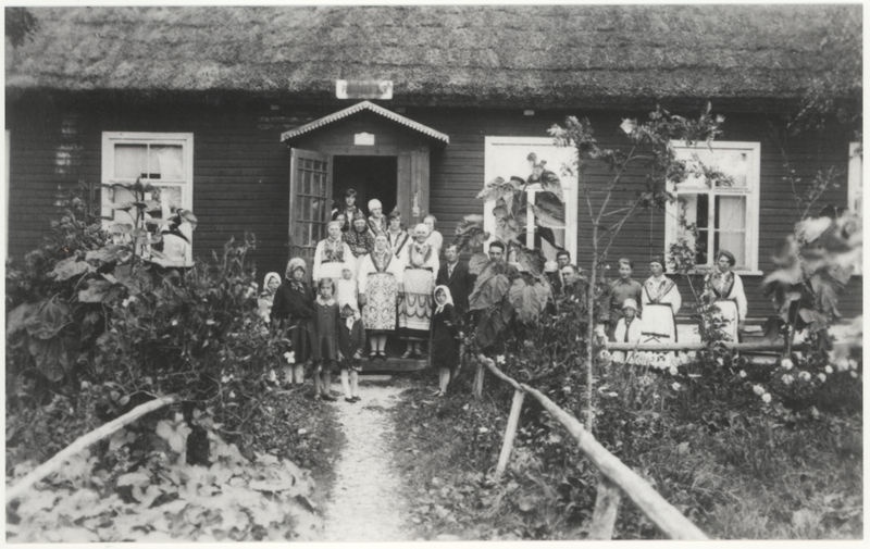 Pakri women in clothes Väike-Pakri Suurküla J. Pöhli's house stairs