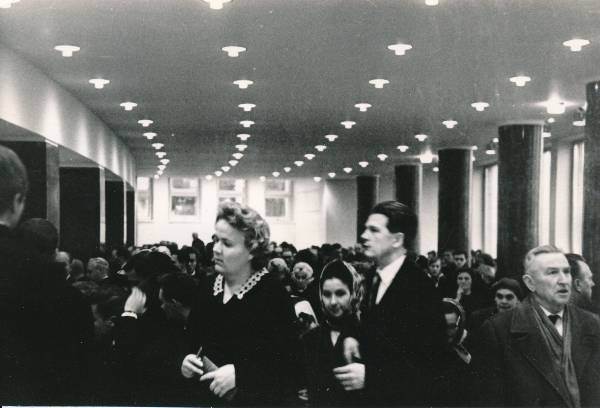 Vanemuise uue teatrihoone avamine, külastajad II korruse fuajees. Tartu, 1967. Foto H. Karro.