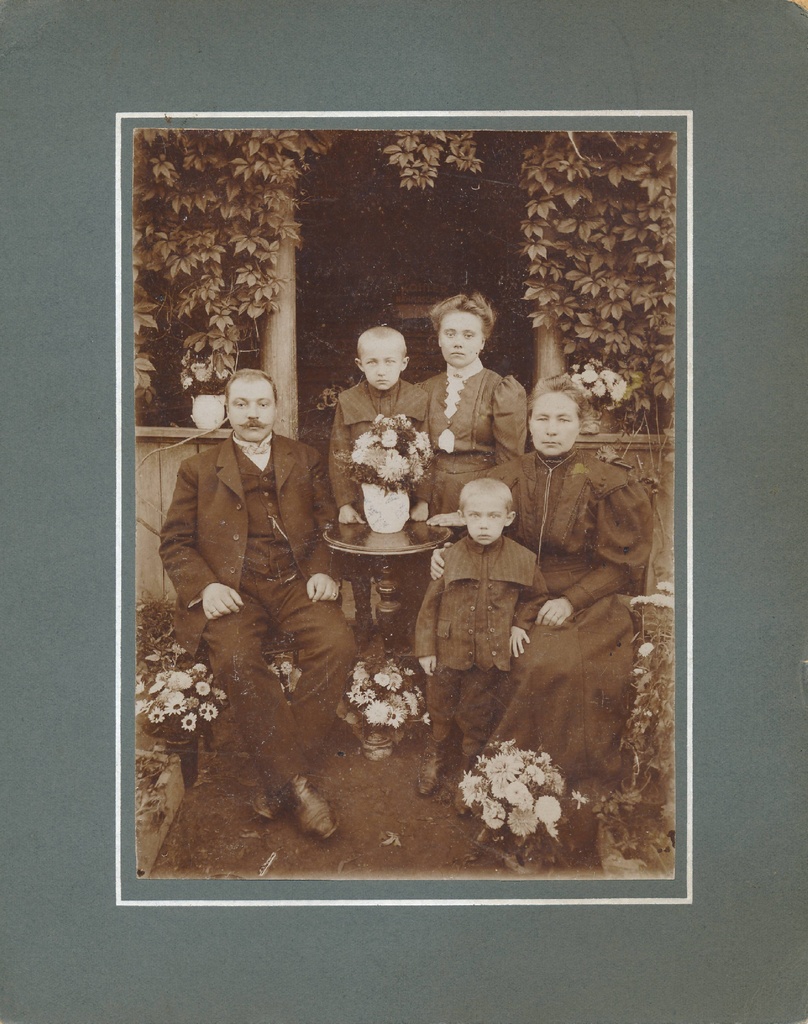 Portreefoto. Perekond Meos (Juhan, Maria, Edgar, Gerhard, lapsehoidja Anna Jürgenson). Tartus, Mäe tn 3 aias, 1908.a.