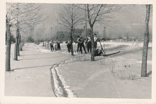 Tartu kommunistlike noorte matk deviisi all "Isade lahingukuulsuse jälgedes" marsruudil Tartu-Pihkva 1967a.