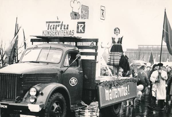 1. mai demonstratsioon Tartus 1968a. Tartu Konservitehase kolonn.