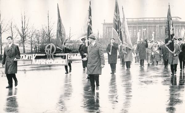 1. mai demonstratsioon Tartus 1968a. Tartu Konservitehase kolonn.