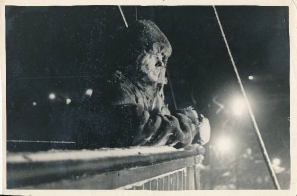 Polaarlendur Leonhard Kruse seismas laeva pardal talvevarustuses. 1937?