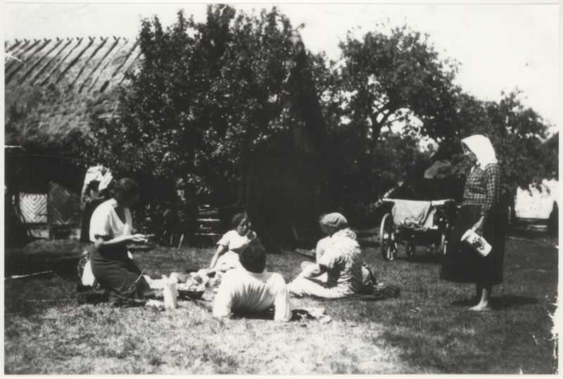 Summers on Väike-Pakril Oil-Nistuve farm at the yard. Stands Family Lisette Berggren