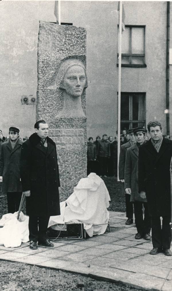 Nõukogude luuraja Leen Kullmani mälestusmärgi avamine Vanemuise 35 (Tartu Kutsekeskkool nr 17) kõrval haljasalal. Ees vasakul Johannes Lott. Tartu, 1972.