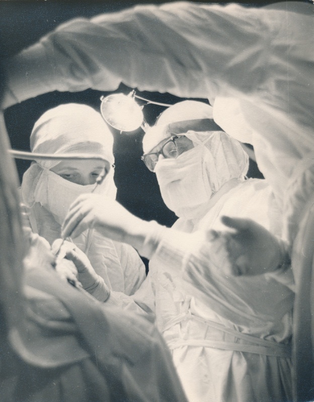 Maarjamõisa haigla. Operatsioon, kirurgid Ernst Raudam (keskel) ja Ruth Paimre. Tartu, 1973.