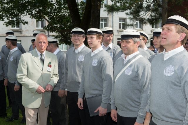 Digifoto. Tartu Laulupidu 2014.  Tule süütamise tseremoonia I laulupeo kivi juures Narva mäel. Alo Ritsing ja Tartu Akadeemilise Meeskoori lauljad.