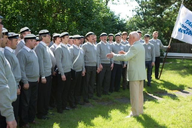 Digifoto. Tartu Laulupidu 2014. Tule süütamise tseremoonia I laulupeo kivi juures Narva mäel. Alo Ritsing ja Tartu Akadeemilise Meeskoori lauljad.