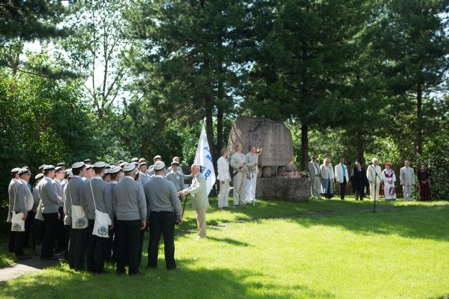 Digifoto. Tartu Laulupidu 2014. Tule süütamise tseremoonia I laulupeo kivi juures Narva mäel. Alo Ritsing ja Tartu Akadeemilise Meeskoori lauljad, tulehoidjad ning laulupeo tegelased.