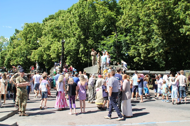 Võidupüha tähistamine, sõjatehnika näitamine linnarahvale. Tartu, 2019.