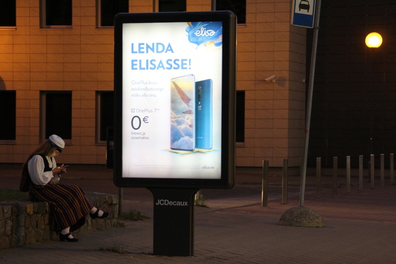 Telekomiettevõtte Elisa tänavareklaam. Tartu, 2019.
