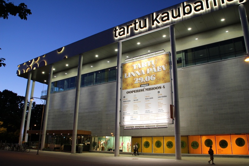 Tartu kaubamaja, seinal reklaam. 2019