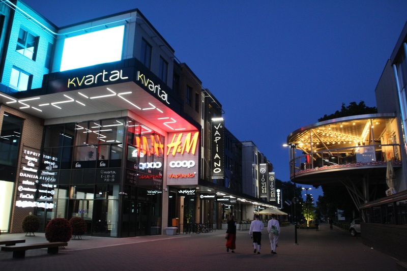 Kaubanduskeskus Kvartal (Aleksandri t poolne külg), reklaamid. Tartu, 2019.