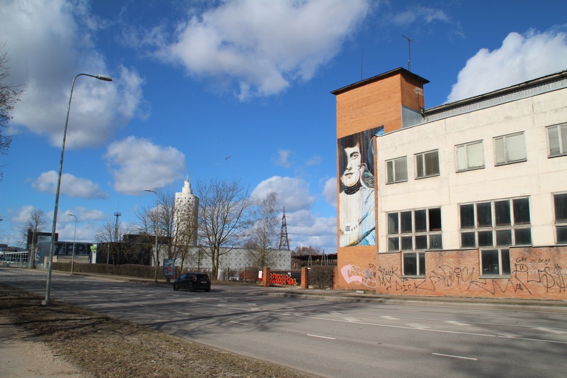 Turu t, vaade kesklinna suunas. Paremal vana katlamaja, peal grafiti Jaak Joalast. Tartu, 2019.