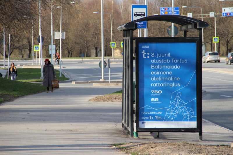 Bussiootepaviljon; välireklaam: ülelinnaline rattaringlus. Tartu, 2019.