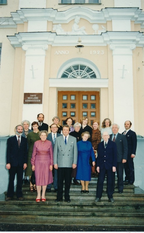 Karlova Gümnaasium, Elmar Einasto 100. sünniaastapäeva tähistamine. Esireas paremalt 1. Aleksander Elango; 3. Undel Kokk; II reas paremalt 1. Uno Uiga; 3. Karl Muru; II reas paremalt 2. Lehte Hainsalu. Tartu,  1995.