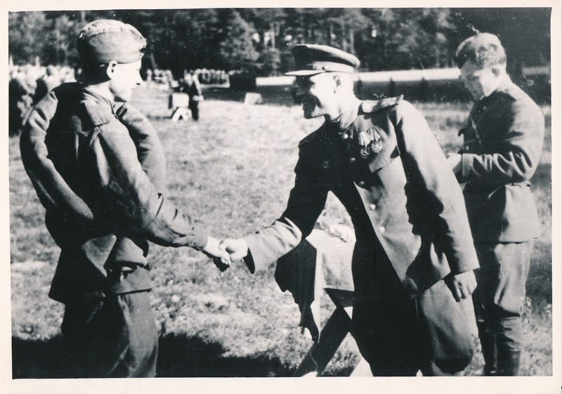 Tartu vallutamislahingutest (1944) osavõtnud.  1097. laskurpolgu komandör Viktor Pitomets annab autasu reamees Šopovalenkole (2. laskurroodu 1. laskurpataljon). Mai 1945.