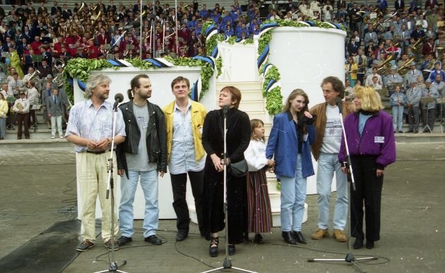 Fotonegatiiv. Tartu laulupidu 1994. Vasakult: Ivo Linna, Mihkel Raud, Anti Kammiste, Silvi Vrait, Jaanika Sillamaa, Jaak Joala ja Tanja Izotova.