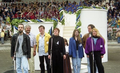 Fotonegatiiv. Tartu laulupidu 1994. Vasakult: Mihkel Raud, Ivo Linna, Anti Kammiste, Silvi Vrait, Jaanika Sillamaa, Jaak Joala ja Tanja Izotova.  similar photo