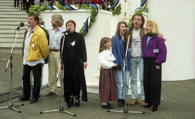 Fotonegatiiv. Tartu laulupidu 1994. Vasakult: Anti Kammiste,  Mihkel Raud, Ivo Linna, Silvi Vrait, Jaanika Sillamaa, Jaak Joala ja Tanja Izotova.  similar photo