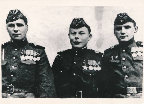 Grupifoto. 86. Tartu laskurdiviisi 128. tankitõrje diviisi suurtükiväelased, Tartu vallutamislahingutes (1944) osalenud.