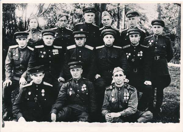 Grupifoto. 53. kaardiväe punalipulise Tartu diviisi poliitosakond, Tartu vallutamislahingutes (1944) osalenud.