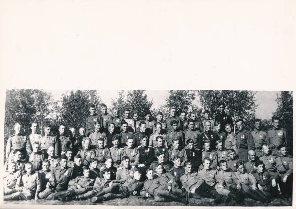 Grupifoto. 287. hävituslennuväe sõjaväelased. Tartu vallutamislahingutes (1944) osalenud.