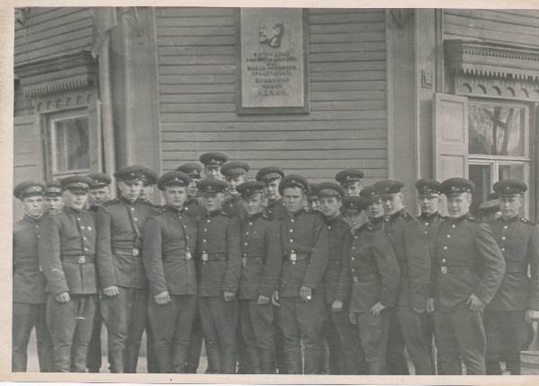 Grupifoto. Tartu nimeline Punalipuline väekoondis, sõdurid. 1945-1948