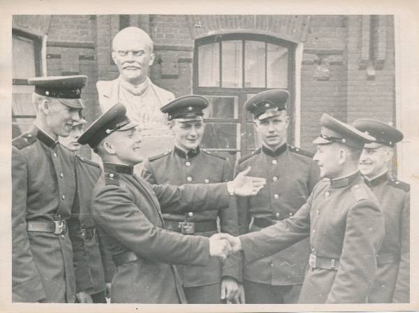 Grupifoto. Tartu nimeline Punalipuline väekoondis, sõdurid. Taga Lenini mälestusmärk. 1945-1948