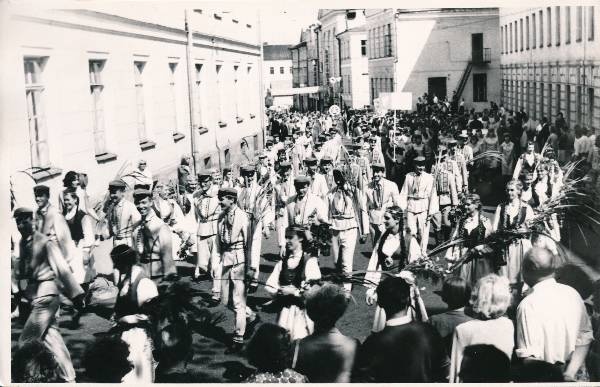 III üliõpilaslaulupidu Gaudeamus, rongkäik  Kingissepa (Jakobi) tänaval. Tartu, 1967.