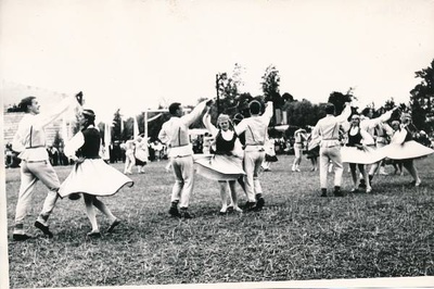 III üliõpilaslaulupidu Gaudeamus. Rahvakunstiõhtu, üliõpilastest rahvatantsijad.  Tartu, 1967.  duplicate photo