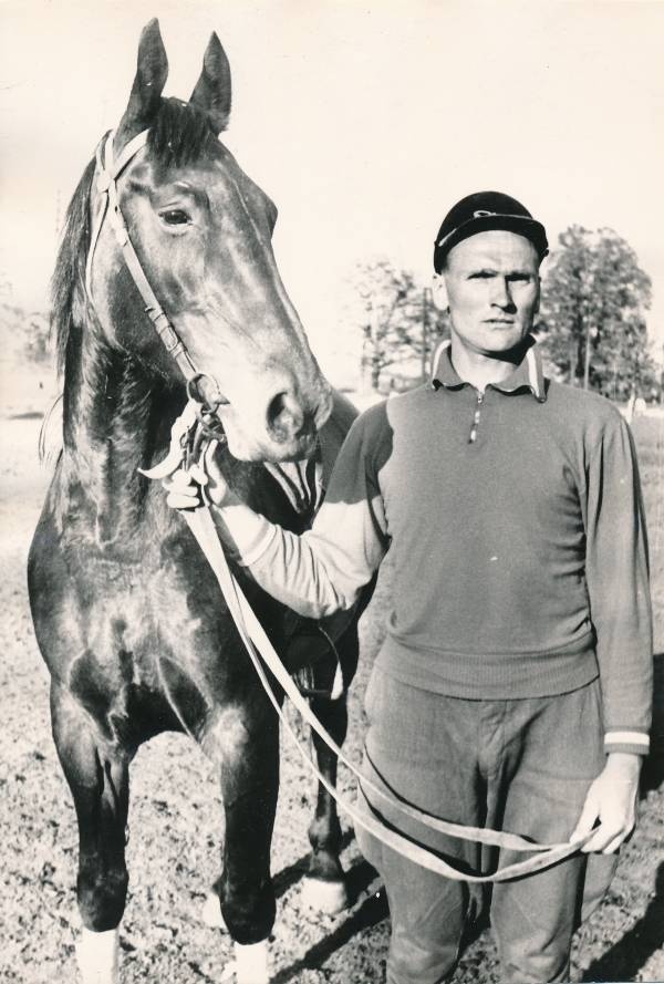 Portreefoto. Valdur Sõna Tartu linna meistrivõistlustel ratsutamises. 1967