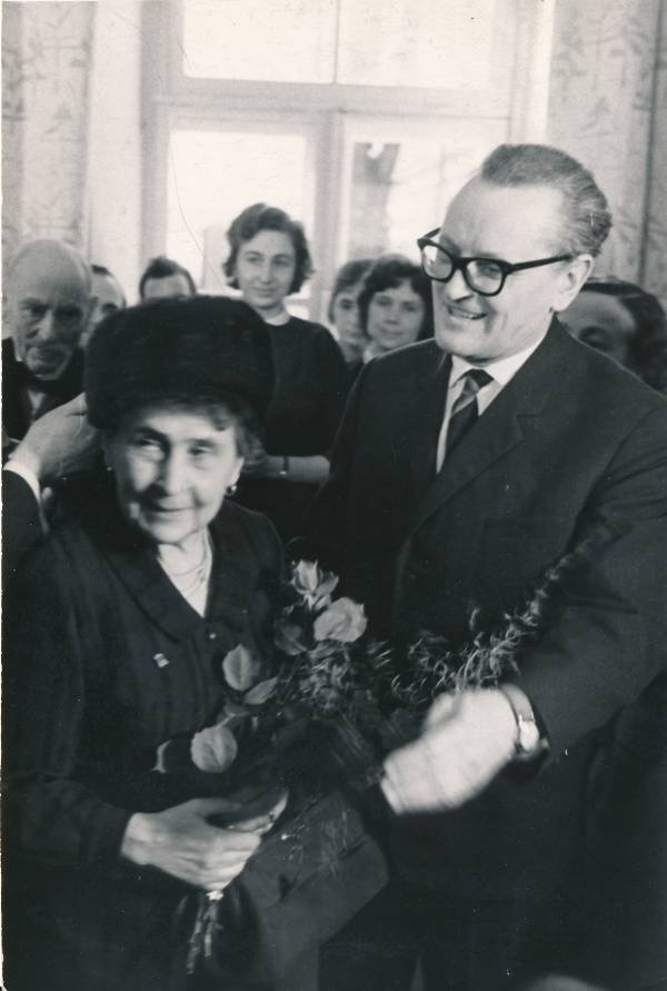 Ees Sylvi Kekkonen ja Paul Ariste, taga vasakul J. V. Veski ja keskel Aino Valmet (pikk).  Tartu, 1964.