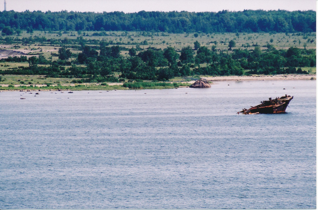 Marking on the island of Great Pakri, view from S-P tower across the Strait to V-P. On the left Pakri ps. Fire tower, on the right ship wrakk.11. July 2002.