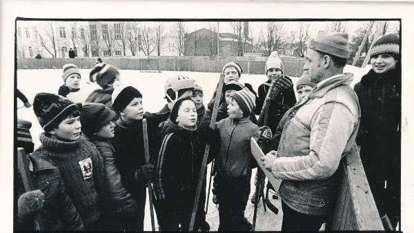 Tartu IV keskkool. Jäähokitreener Märt Räli Tartu Lastestaadioni noortega Riia tn staadionil. 1984.a.