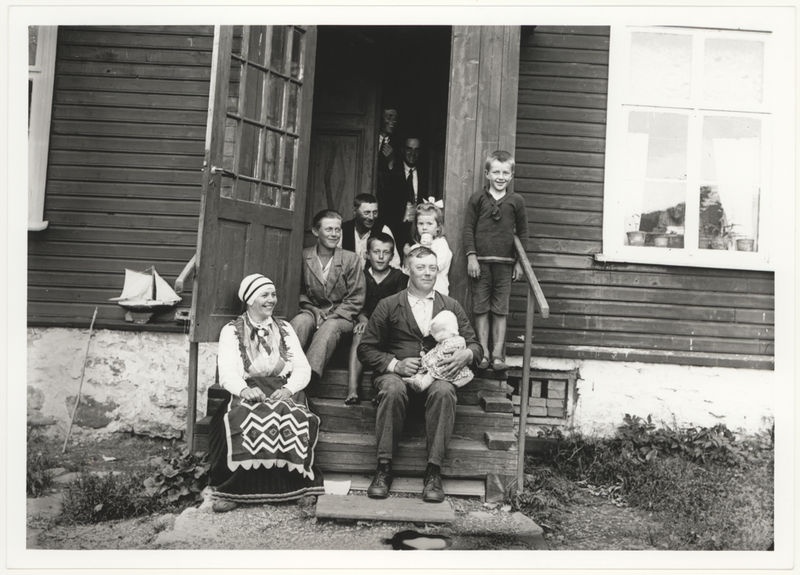 Rosetta and Johannes Pöhl with children on Väike-Pakril