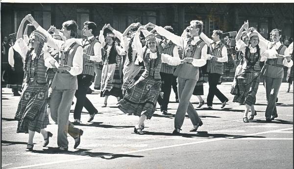 IX üliõpilaslaulupidu Gaudeamus. Leedu rahvatantsijad Võidu väljakul. Tallinn, 07.-08.07.1984.a.