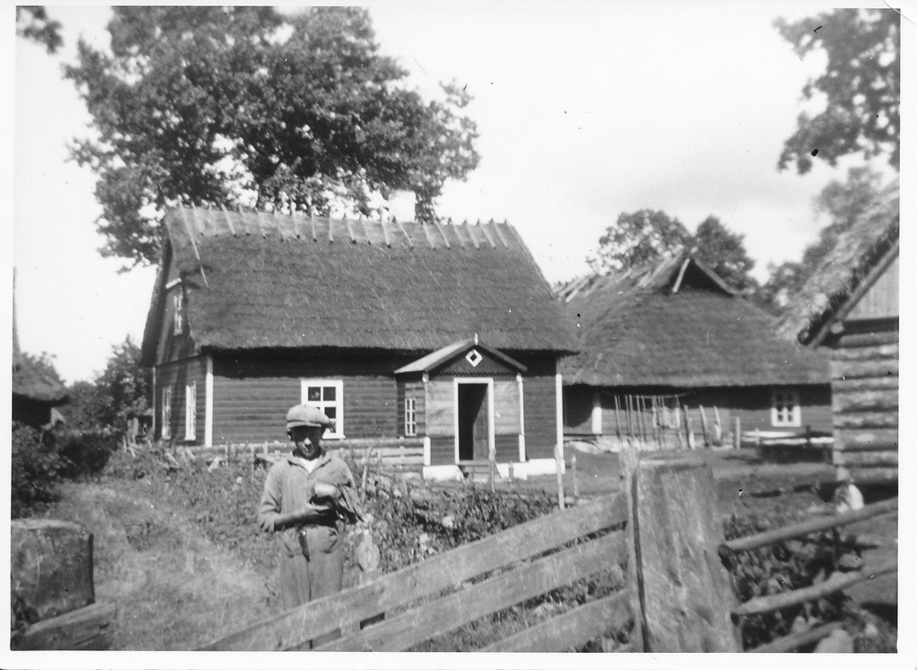 In 1938 built a new residential building in Ruhnul