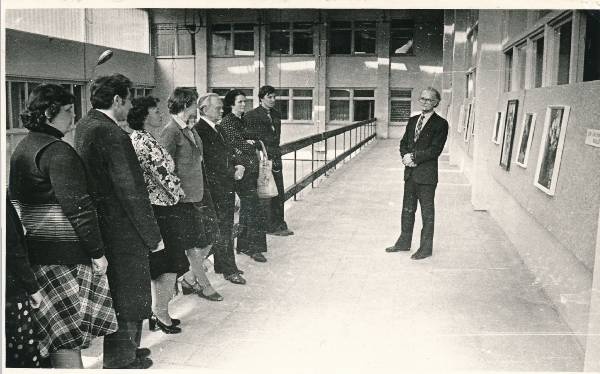 Tartu Plastmasstoodete Katsetehas. Endel Taniloo avamas Kunstinädal 1984 raames toimuvat näitust tehase talveaias. 12.04.1984.  Foto Ülo Udumäe.