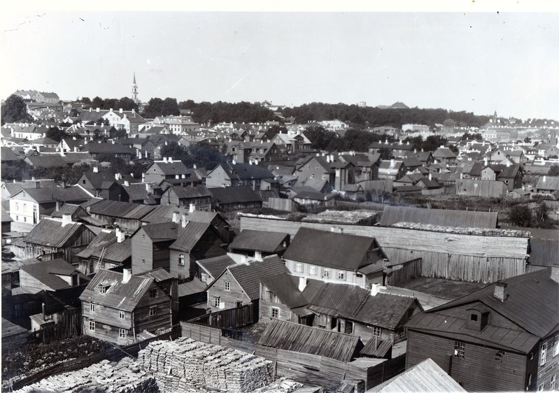 Tartu vaade, esiplaanil Turu ja Karlova t piirkond. Taga vasakul Maarja kirik, taga paremal raekoja torn. 1899