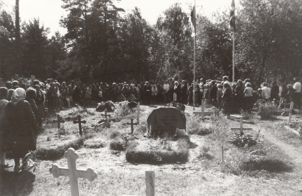 Relocation of Enn Uuetoa and Karl Jerkwelt's remains in Kihnu graveyard