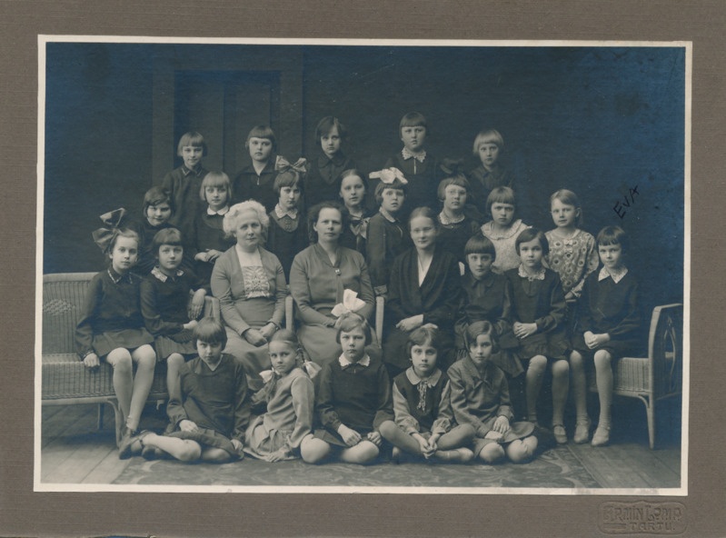 Grupipilt Eesti noorsoo Kasvatuse Seltsi (ENKS) Tütarlaste Gümnaasium, algkooli II klass. Tartu, 1930.  Foto Armin Lomp.