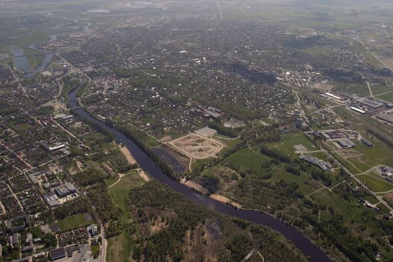 Aerofoto. Keskel Tähtvere spordipark, vasakul ülejõe piirkond. Tartu, 2005.