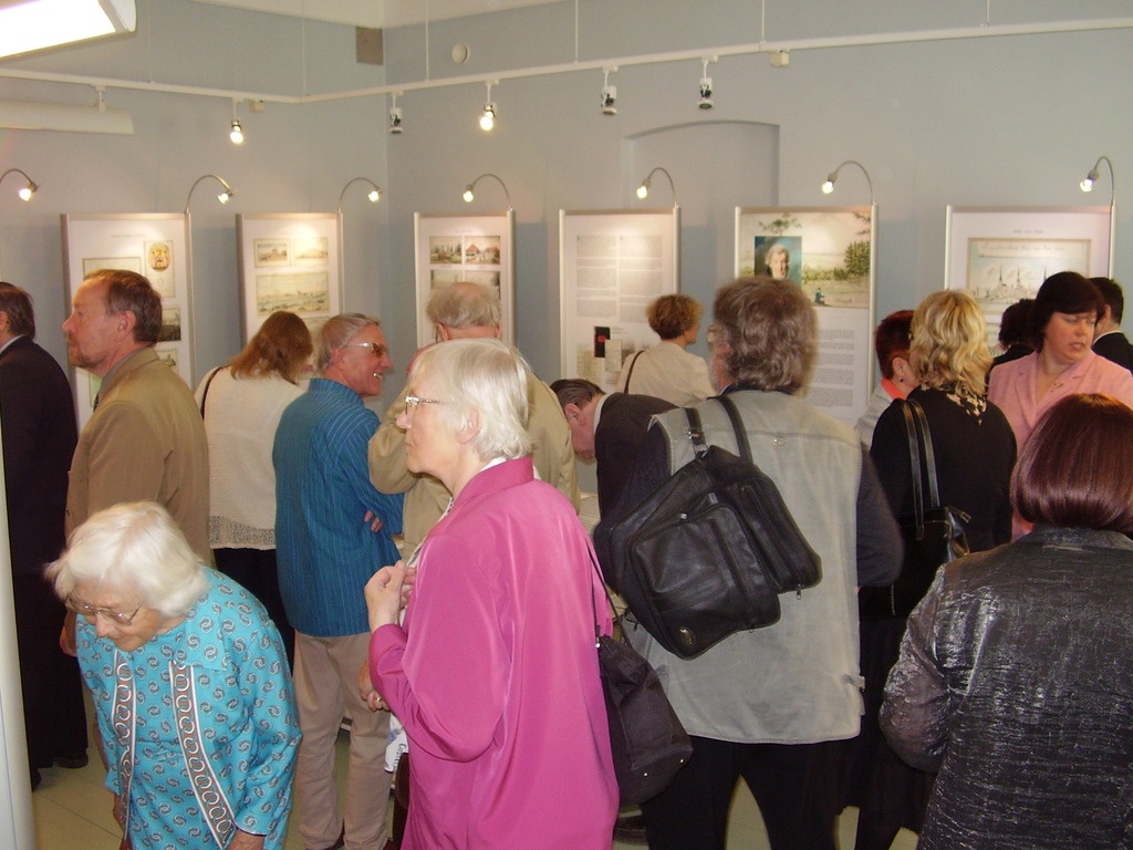 Näitus "Johann Christoph Brotze joonistusi ja käsikirju Eesti- ja Liivimaast", publik näitusesaalis. Tartu, 2006.