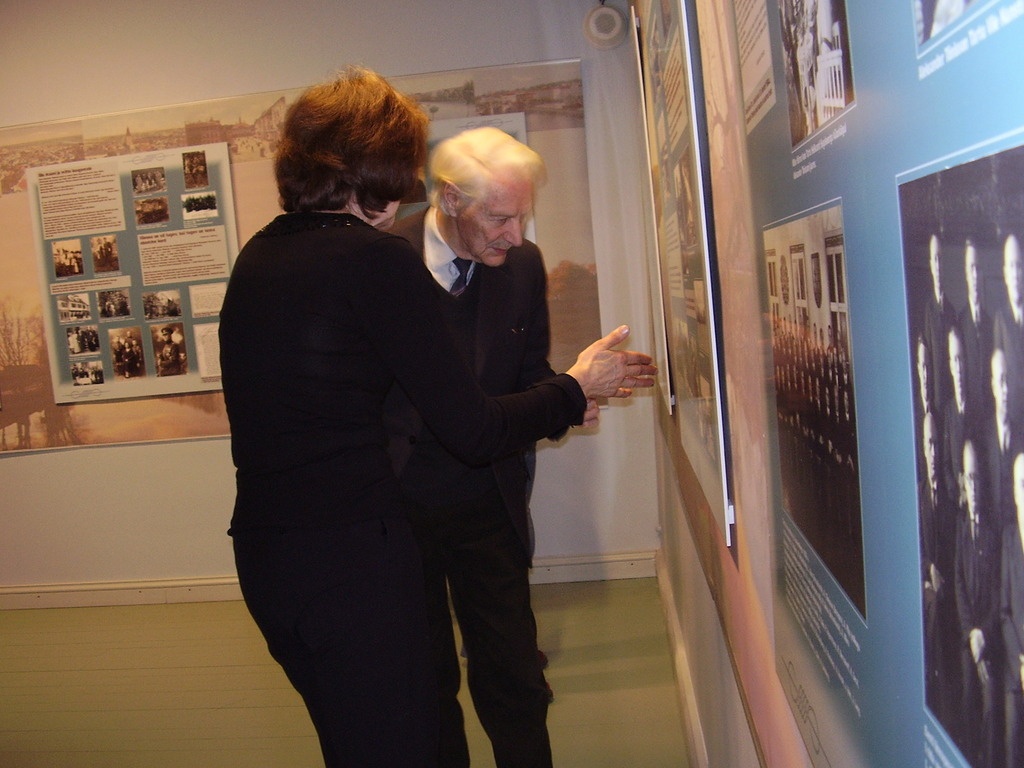 Näitus, Tartu linnapea Aleksander Tõnisson. Avamine, paremal Leo Tõnisson. Tartu, 2006.