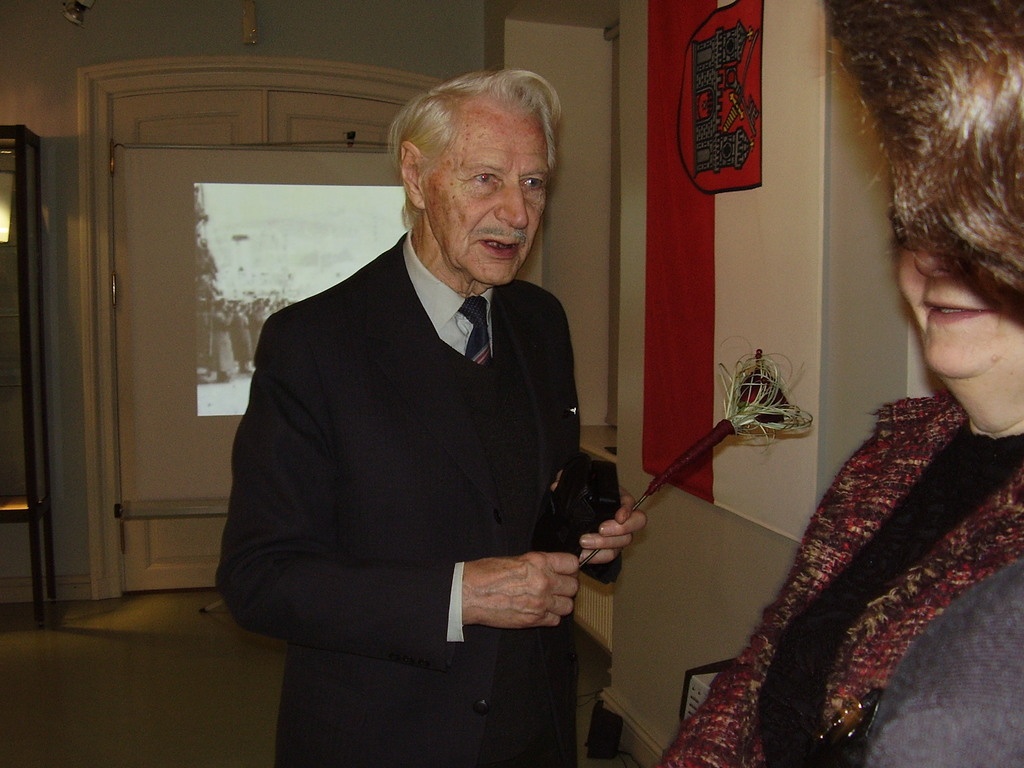 Näitus, Tartu linnapea Aleksander Tõnisson. Avamine, esineb Leo Tõnisson. Tartu, 2006.