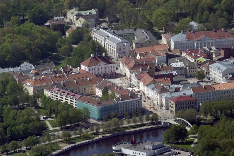 Aerofoto. Raekoja plats; Vabaduse puiestee. Tartu, 2005.