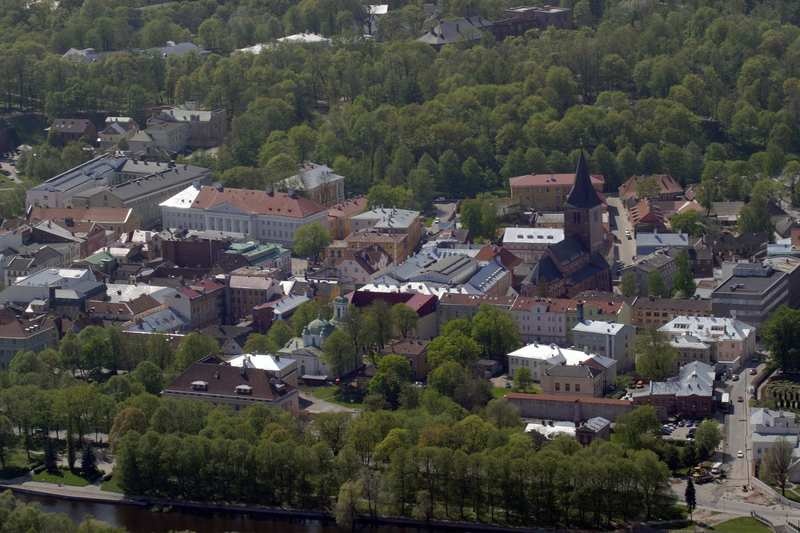 Aerofoto. Vanalinn; Uspenski kirik, Jaani kirik (paremal). Tartu, 2005.