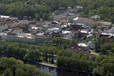 Vaade õhust. Ees Emajõe park; vanalinn, taga ülikooli peahoone. Tartu, 2005.  similar photo